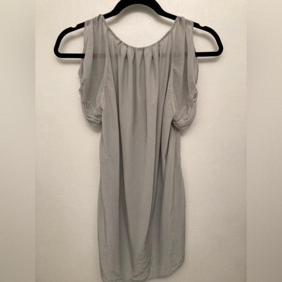 đť…şARITZIA Wilfred 100% silk light grey cold shoulder blouse. XS. - Picture 2 of 5
